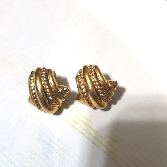 Vintage monet gold clip ons - Picture 1 of 4